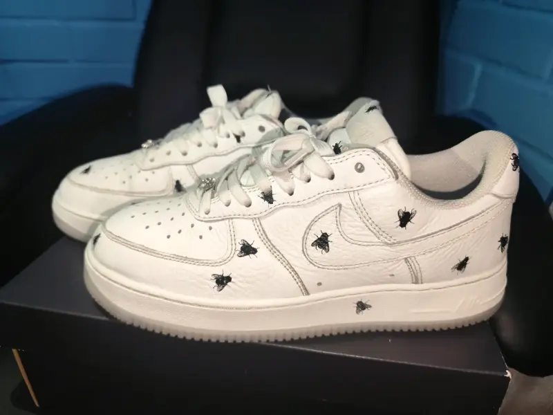 Zapatillas deportivas blancas con diseño de moscas - 2