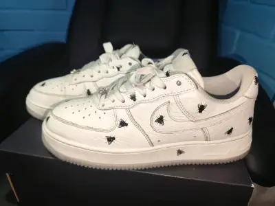 Zapatillas deportivas blancas con diseño de moscas - miniatura 2
