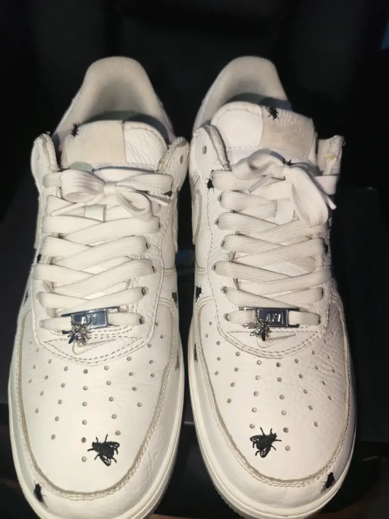 Zapatillas deportivas blancas con diseño de moscas - 3