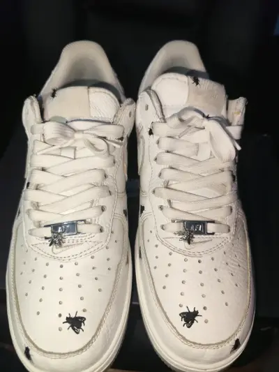 Zapatillas deportivas blancas con diseño de moscas - miniatura 3