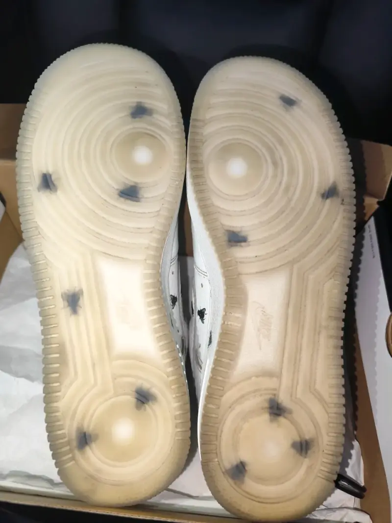 Zapatillas deportivas blancas con diseño de moscas - 4