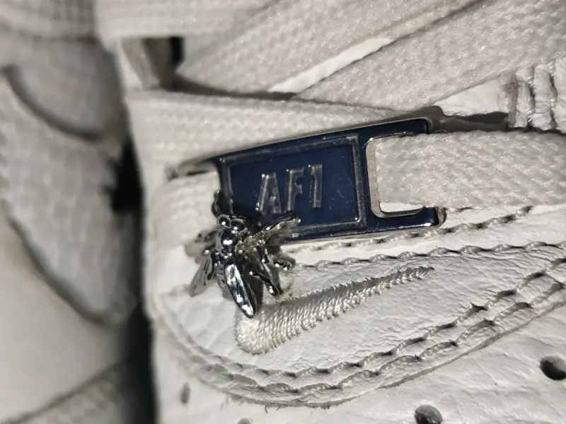 Zapatillas deportivas blancas con diseño de moscas - 5