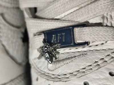 Zapatillas deportivas blancas con diseño de moscas - miniatura 5