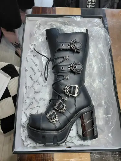 Botas negras de cuero con hebillas metálicas - miniatura 1