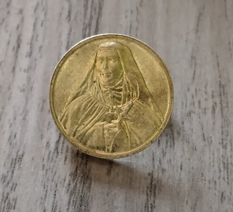 Medalla religiosa antigua de metal dorado - 1