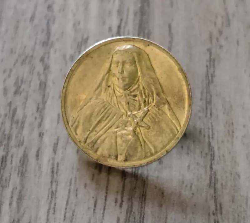 Medalla religiosa antigua de metal dorado - 4