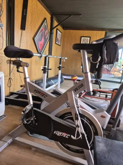Bicicleta estática Vortec V830B para ejercicio - miniatura 1