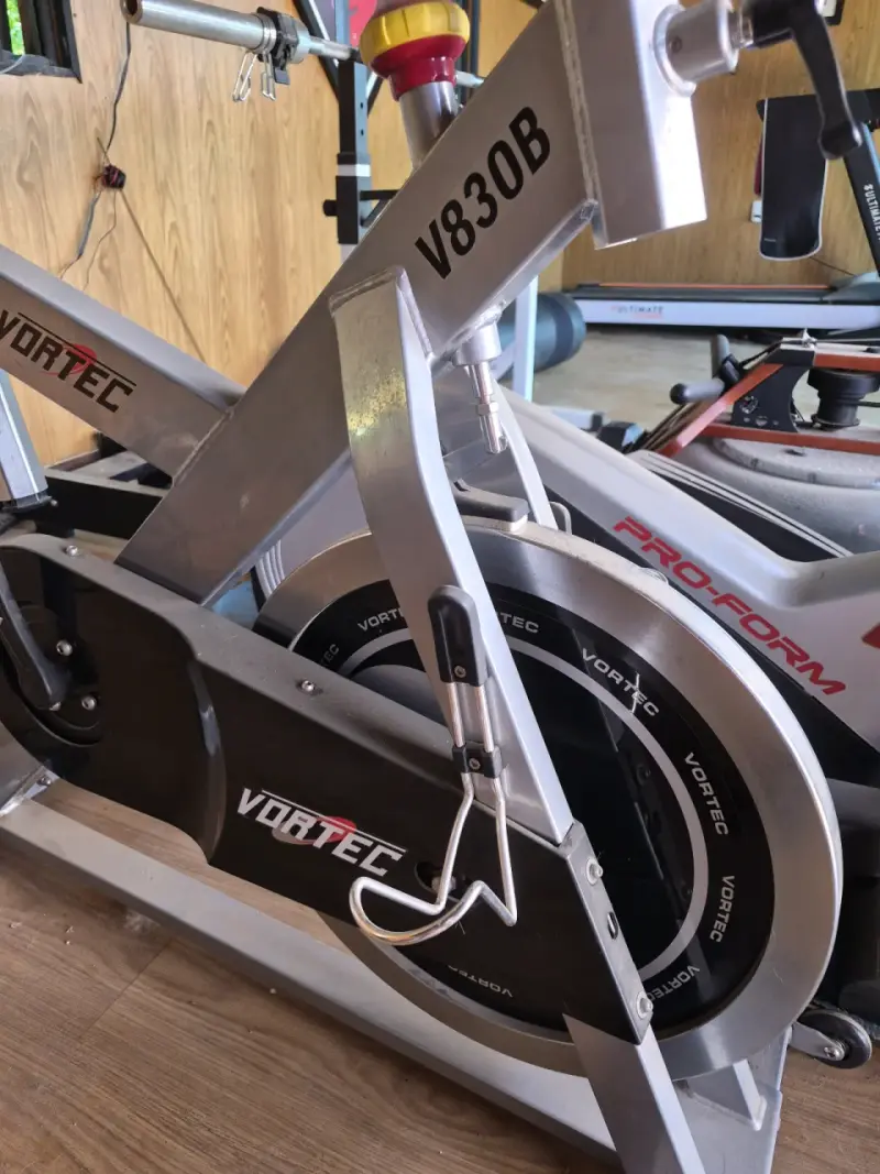 Bicicleta estática Vortec V830B para ejercicio - 2