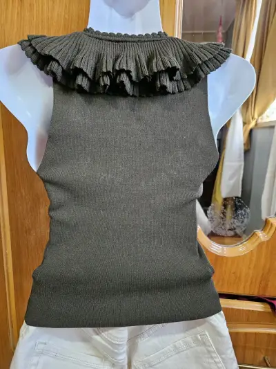 Polera sin mangas verde oliva con volantes - miniatura 4