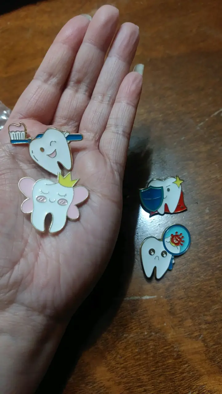 Set de 4 Pins divertidos para Odontología - 2
