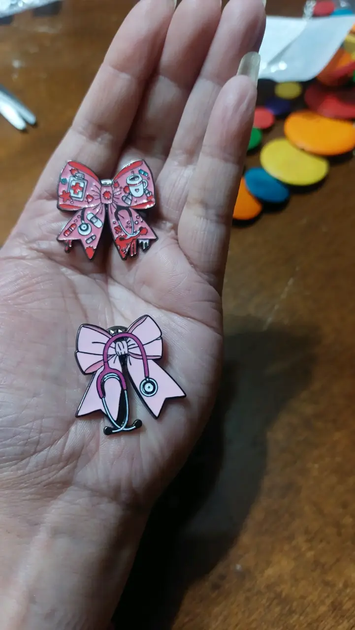 Pins de lazo para profesionales de la salud - 2