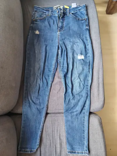 Jeans de mezclilla azul desgastados para mujer - miniatura 1