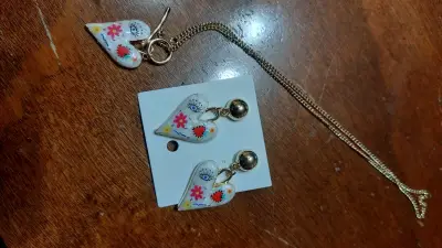 Conjunto de Collar y Aros Corazones Freaky Lily - miniatura 3