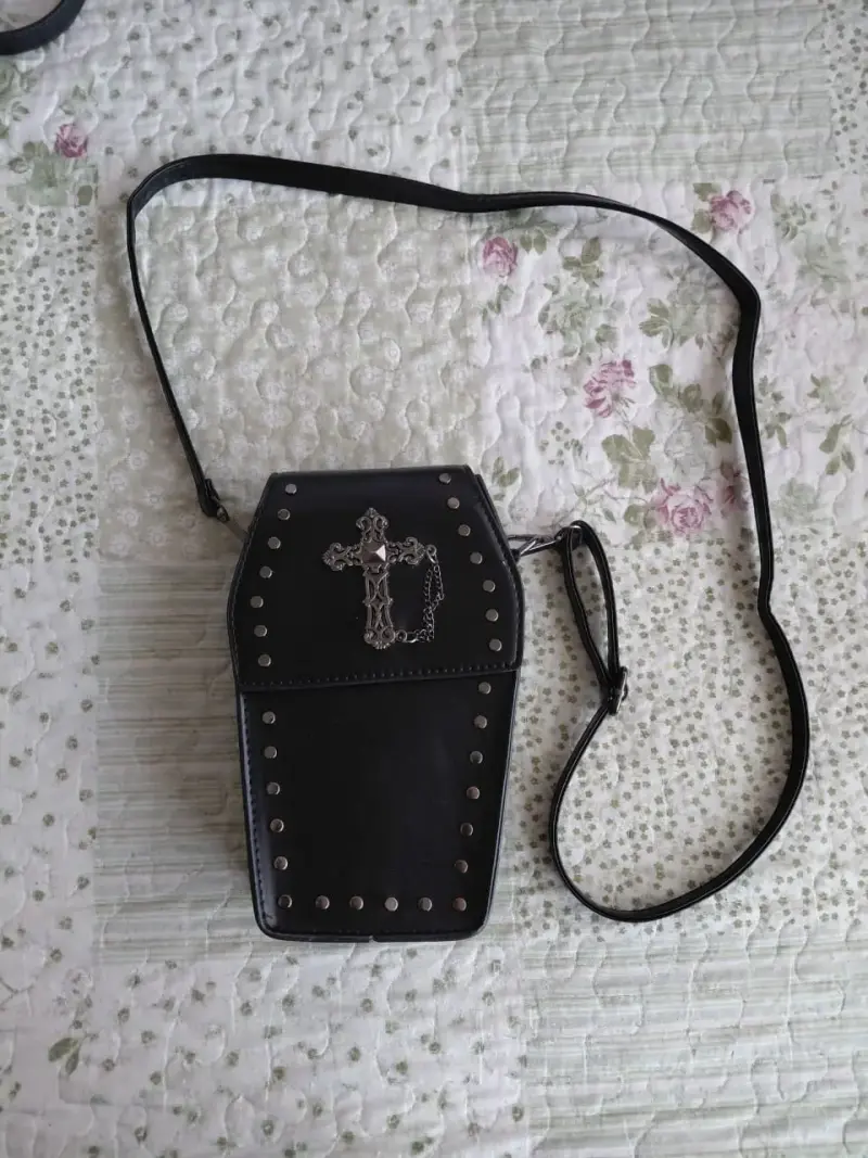Bolso cruzado negro con diseño de cruz metálica