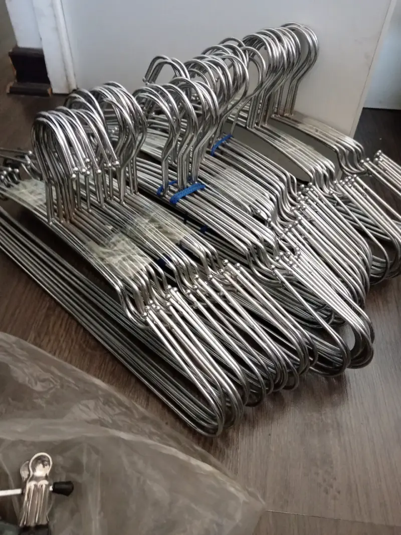 Set de ganchos de ropa metálicos resistentes - 2