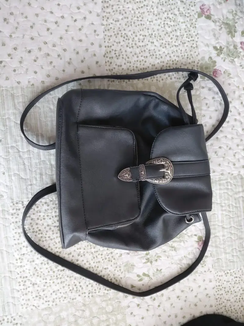 Mochila de cuero negra con hebilla decorativa