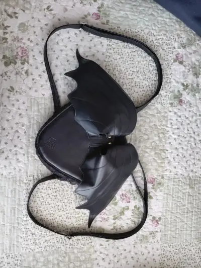 Mochila negra con diseño de alas de murciélago - miniatura 1
