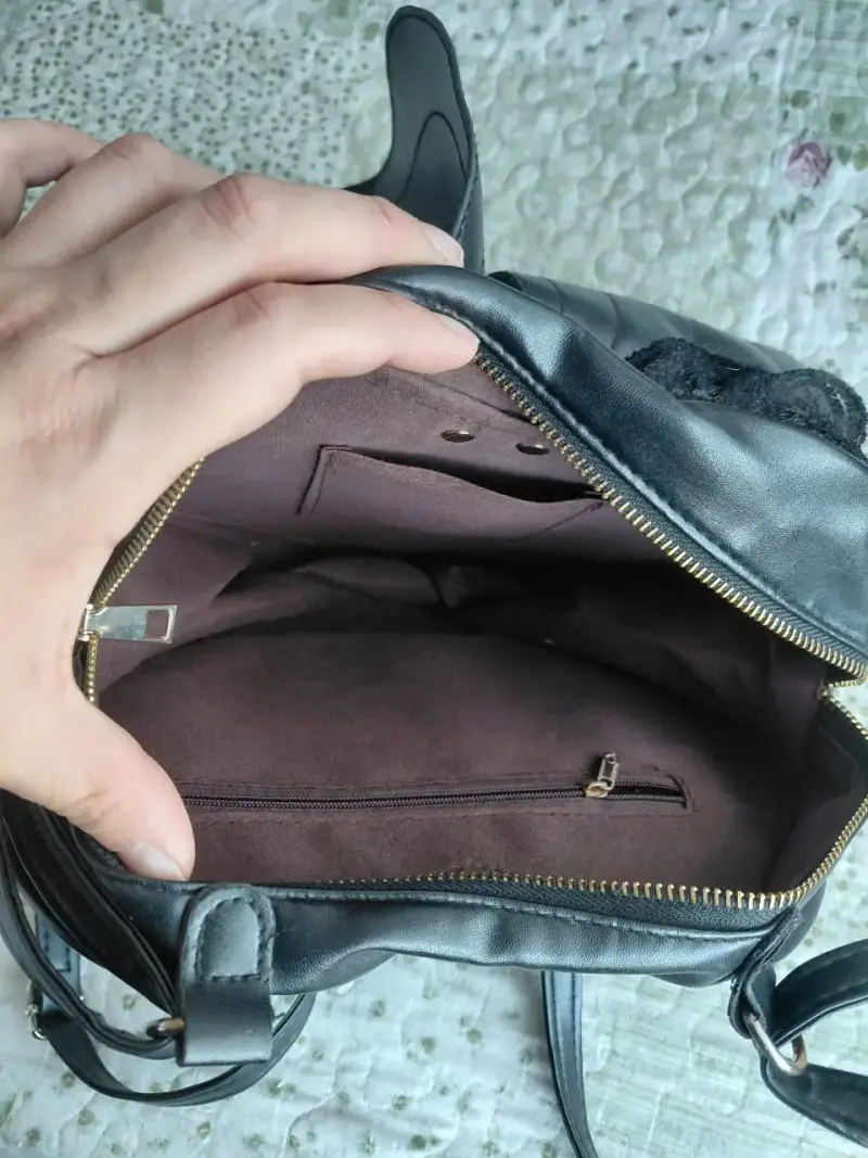 Mochila negra con diseño de alas de murciélago - 2
