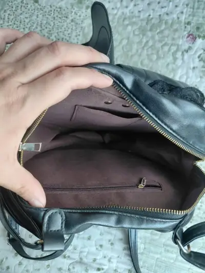 Mochila negra con diseño de alas de murciélago - miniatura 2