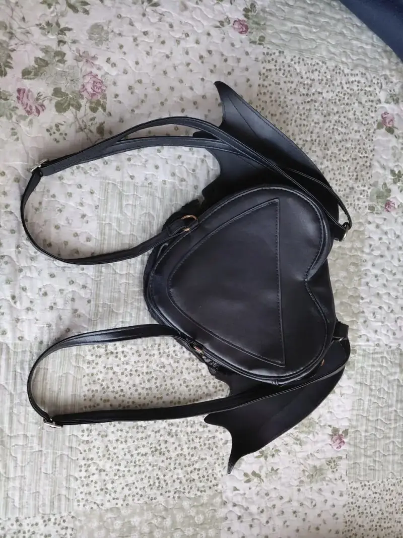 Mochila negra con diseño de alas de murciélago - 3