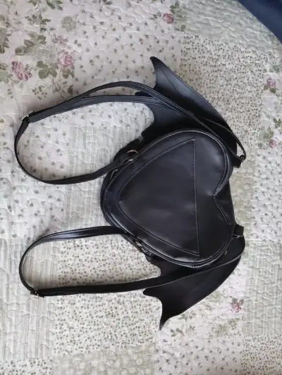 Mochila negra con diseño de alas de murciélago - miniatura 3