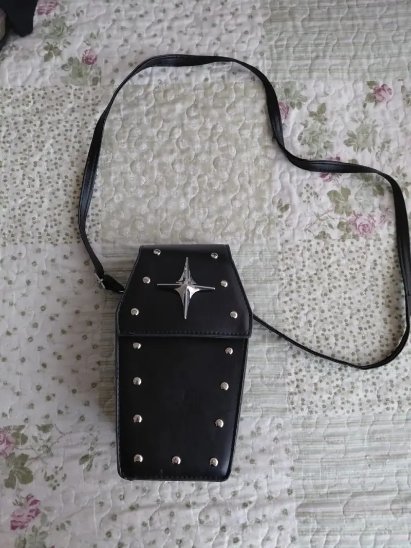 Bolso bandolera negro con tachuelas metálicas