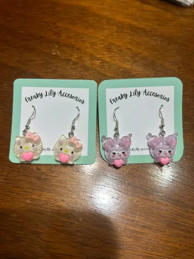 Aros colgantes  hello kitty y kuromi - miniatura 1