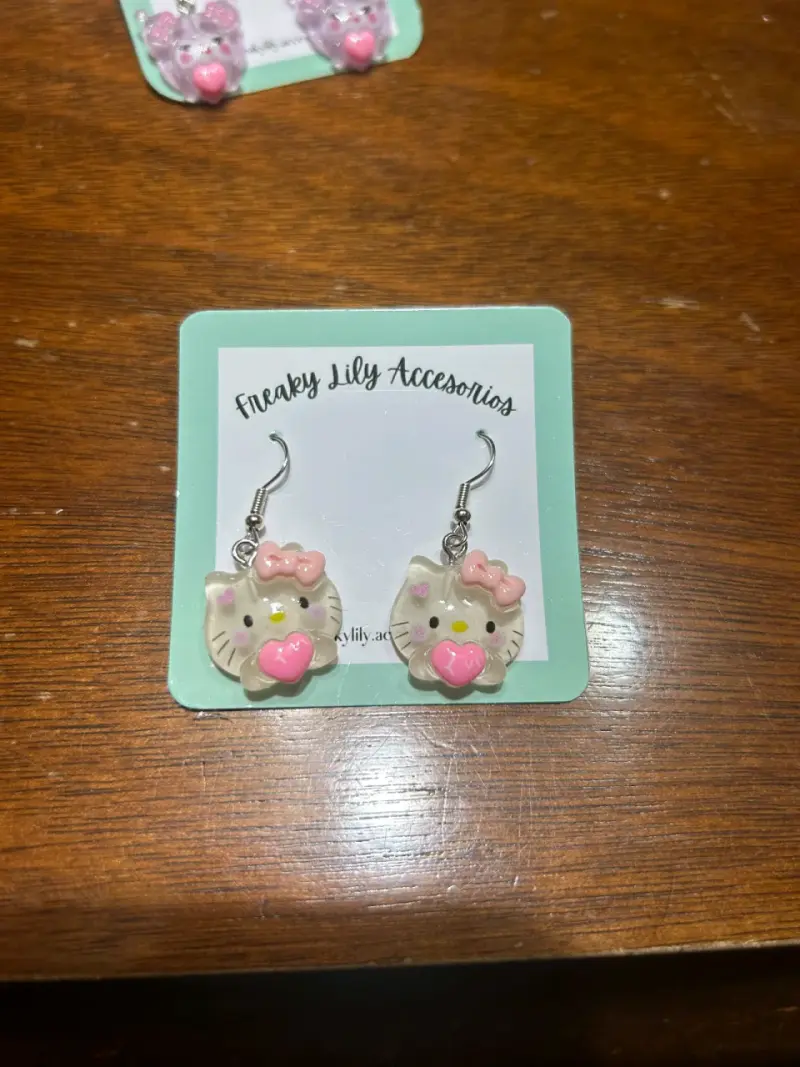 Aros colgantes  hello kitty y kuromi - 2