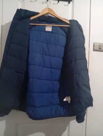 Chaqueta acolchada azul con capucha para hombre - miniatura 3