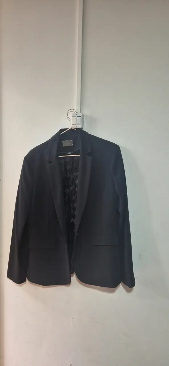 Blazer negro para mujer en buen estado - 1