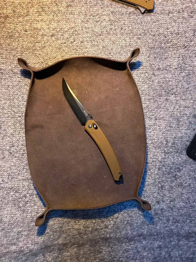 Cuchillo plegable táctico con mango marrón