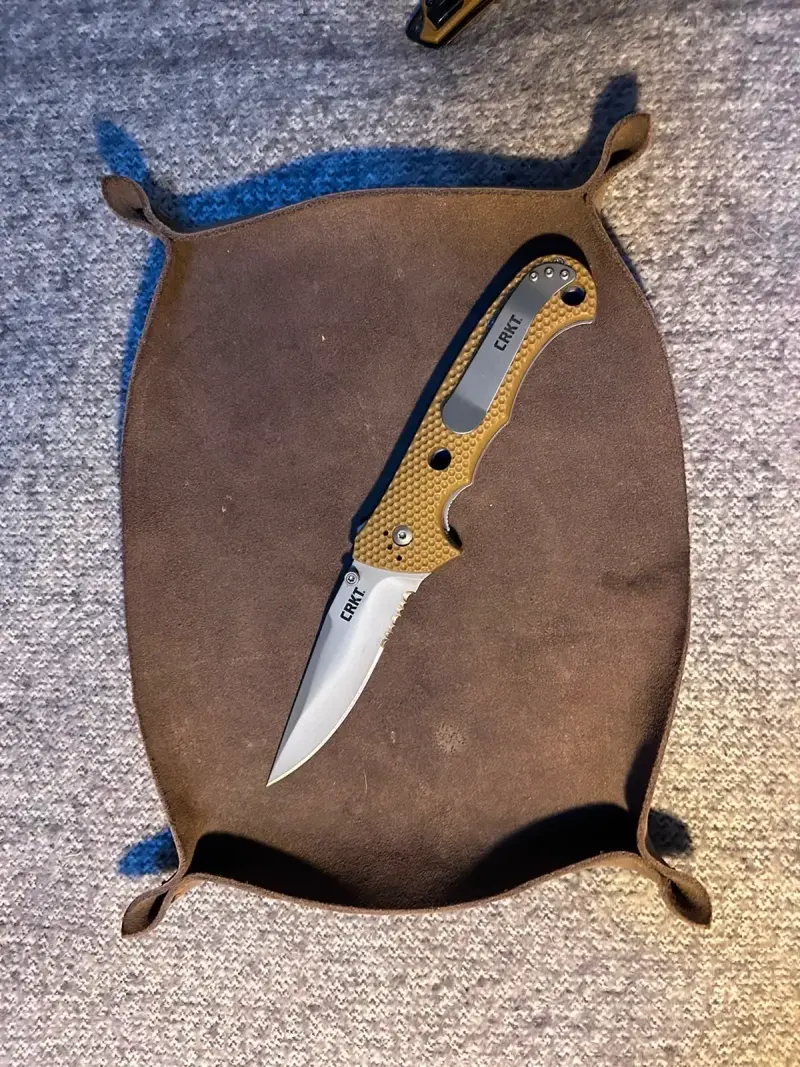 Cuchillo plegable CRKT con mango texturizado