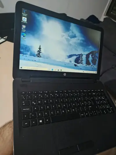 Laptop HP con pantalla de 15 pulgadas - miniatura 1
