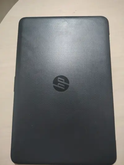 Laptop HP con pantalla de 15 pulgadas - miniatura 3