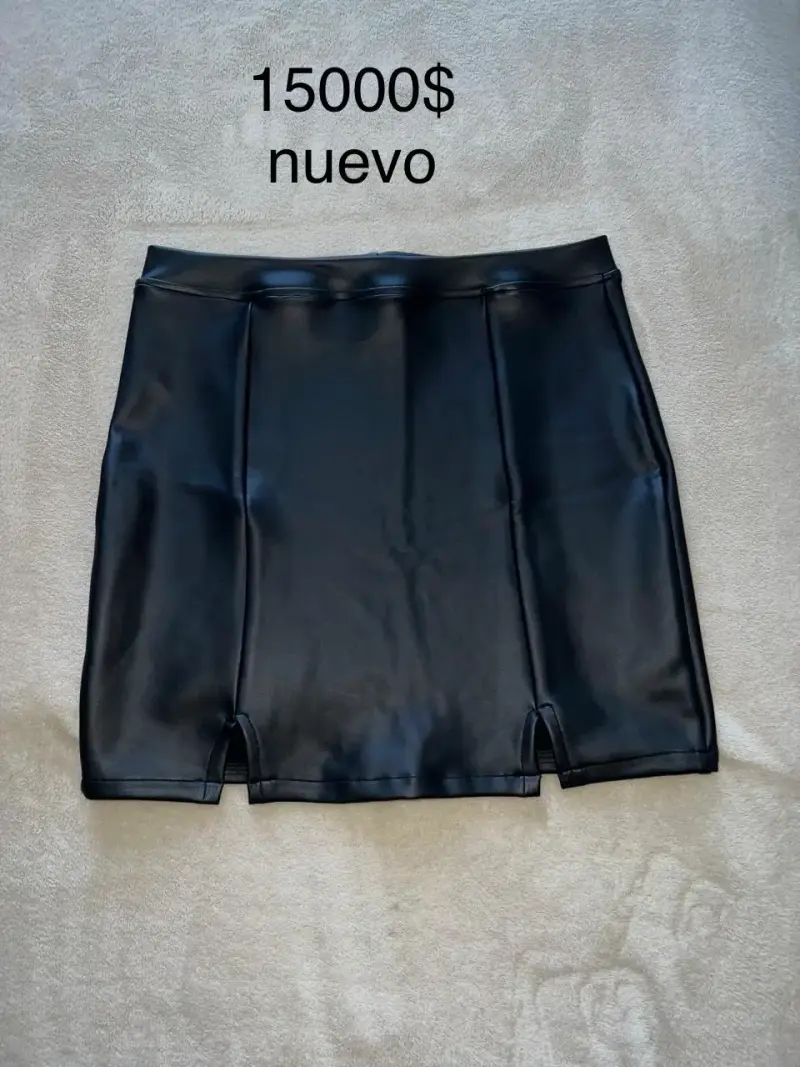 Falda negra de cuero sintético nueva