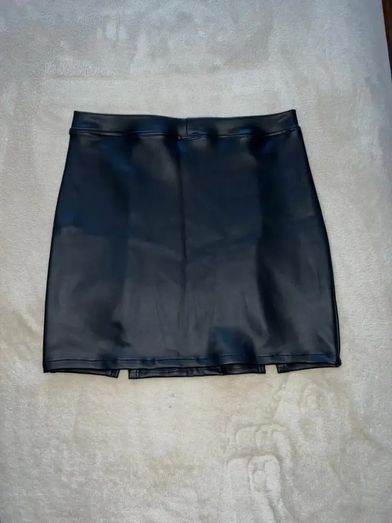 Falda negra de cuero sintético nueva - 2