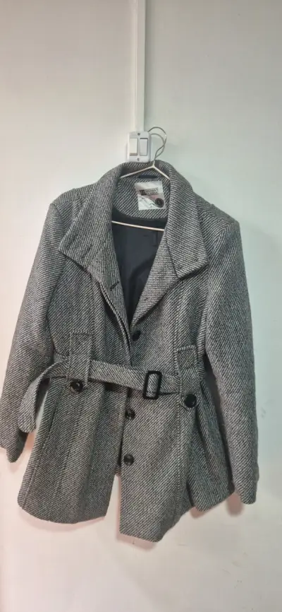 Abrigo gris con cinturón para mujer - miniatura 1