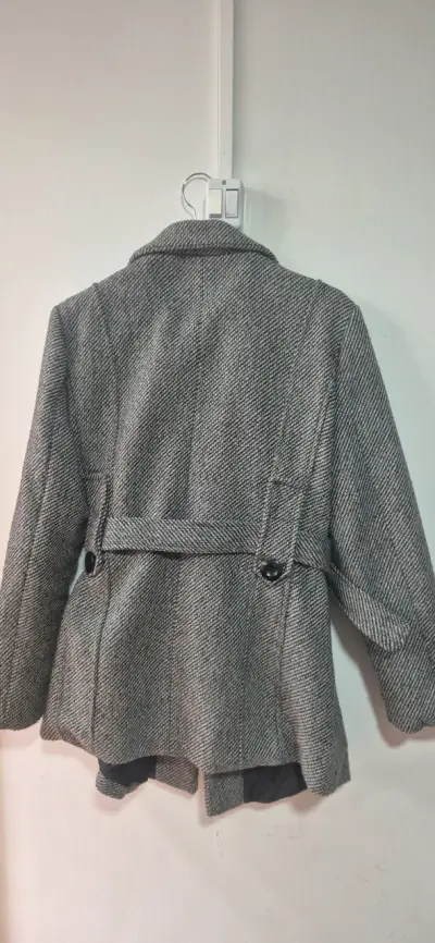 Abrigo gris con cinturón para mujer - miniatura 2