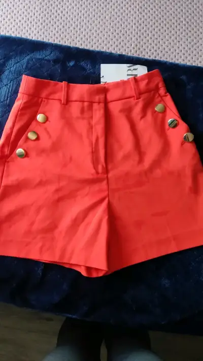Shorts rojos con botones dorados Zara - miniatura 1