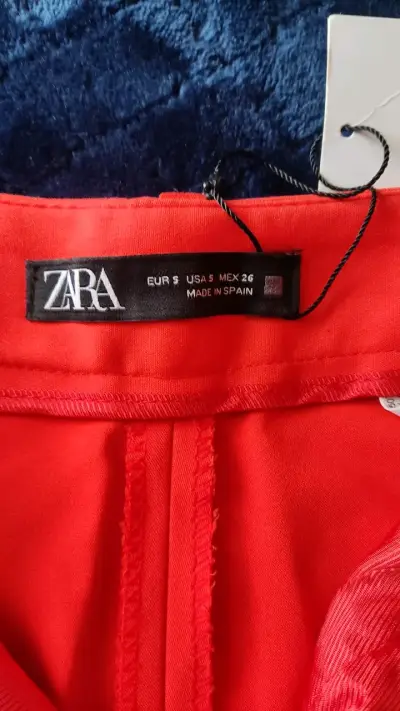 Shorts rojos con botones dorados Zara - miniatura 2