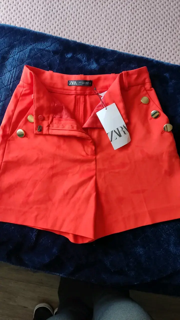 Shorts rojos con botones dorados Zara - 3