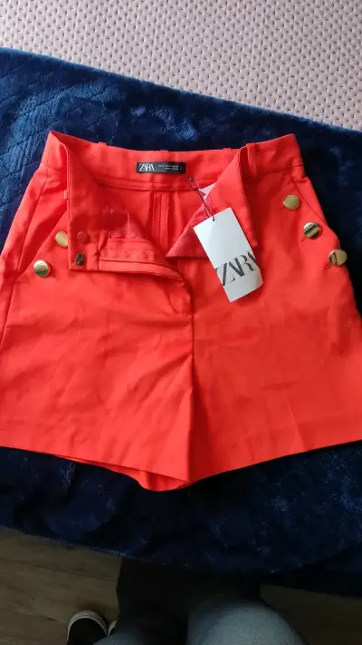 Shorts rojos con botones dorados Zara - miniatura 3