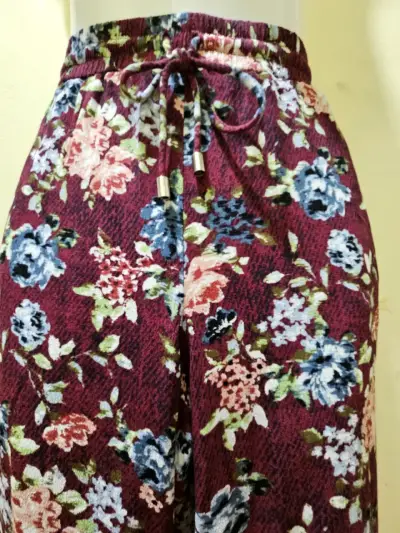 Pantalones florales mujer color burdeos - miniatura 3