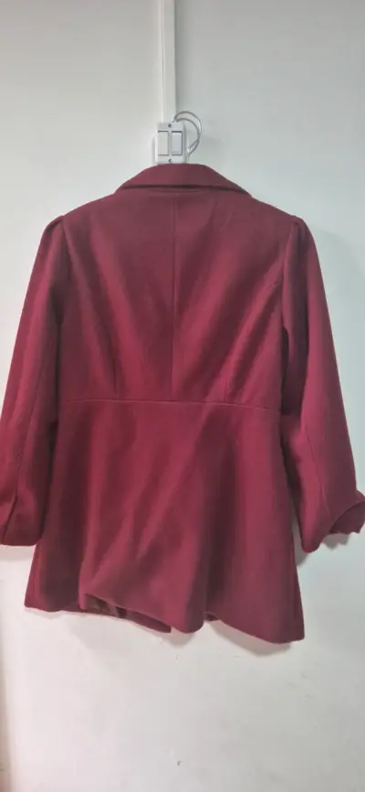 Blazer rojo para mujer con diseño elegante - miniatura 2