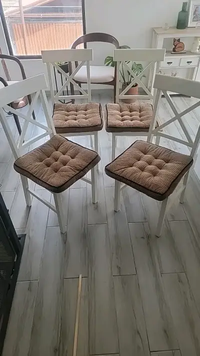 Juego de 4 sillas de madera con cojines - miniatura 1