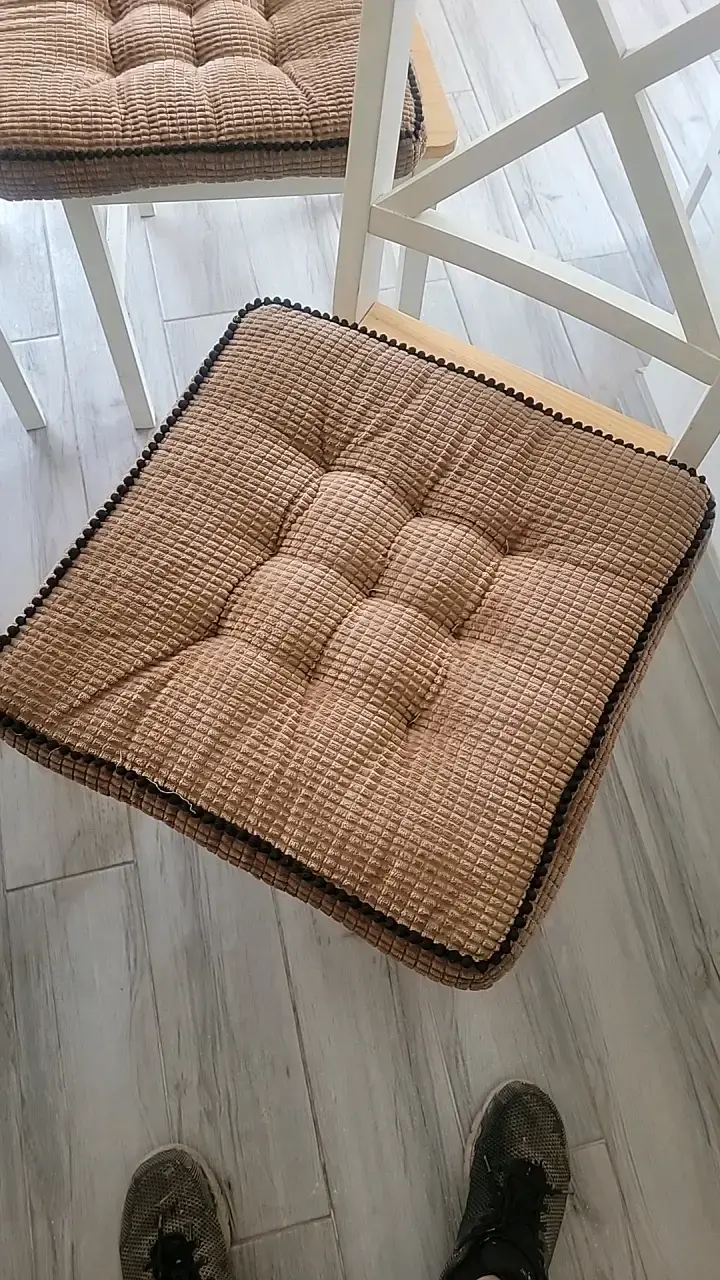 Juego de 4 sillas de madera con cojines - 2
