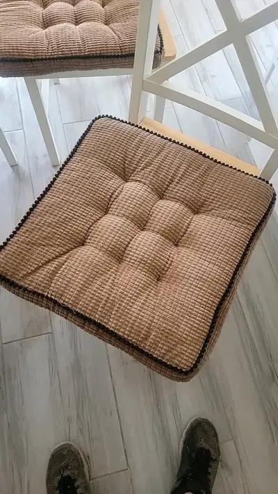 Juego de 4 sillas de madera con cojines - miniatura 2