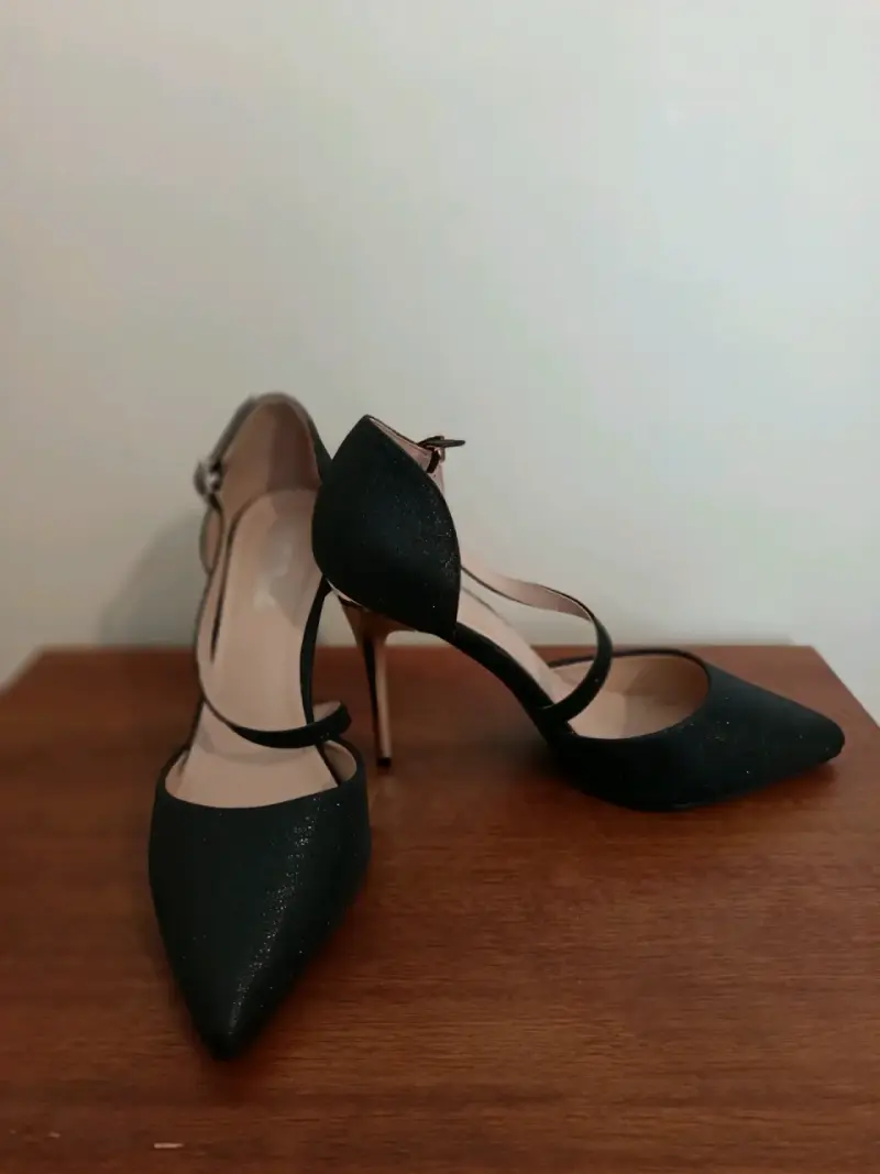 Zapatos de tacón alto negros elegantes