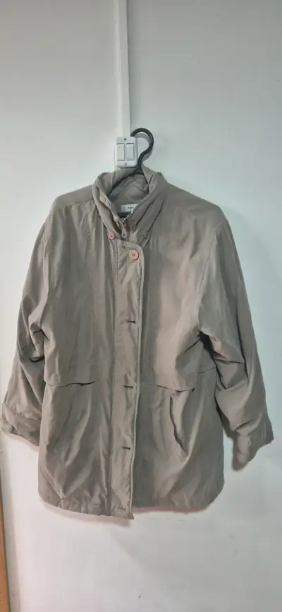 Chaqueta beige para mujer con botones - miniatura 1
