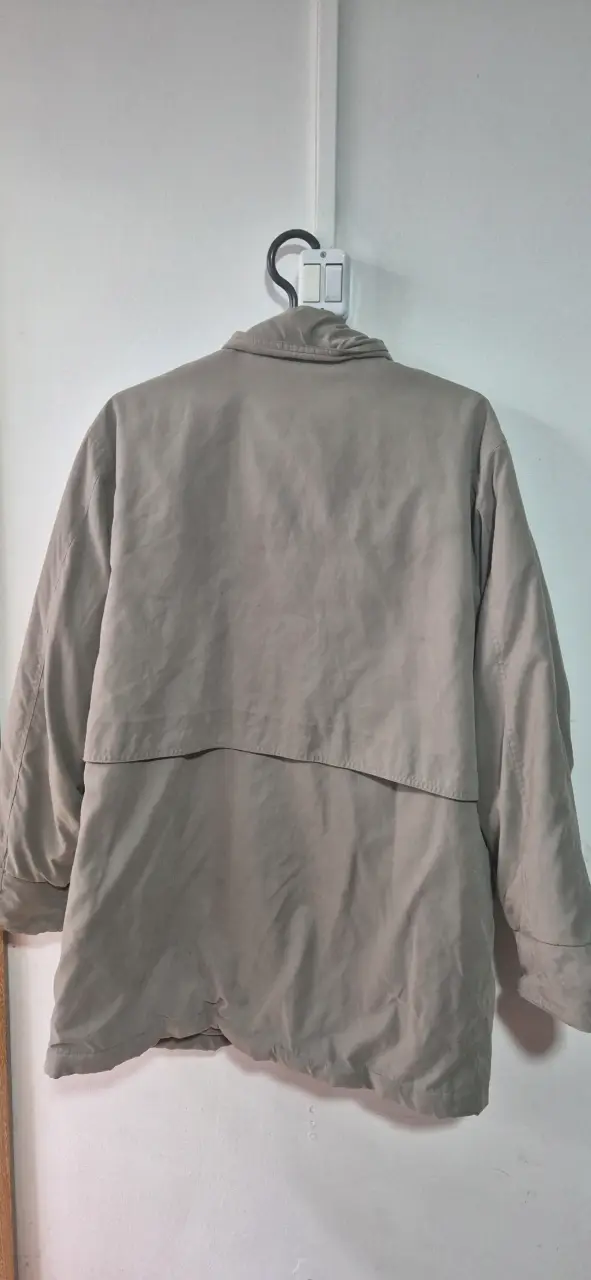 Chaqueta beige para mujer con botones - 2